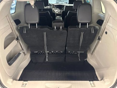 Used 2024 Chrysler Pacifica Limited FWD image 33