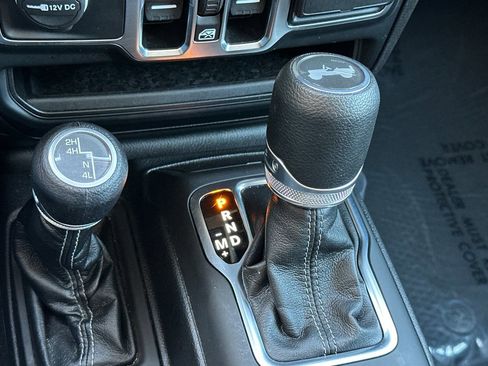 Used 2025 Jeep Wrangler Sahara image 21