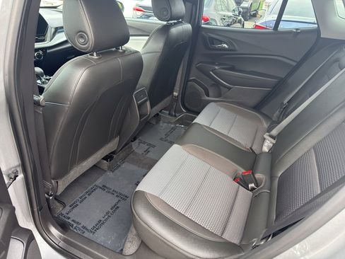 Used 2025 Chevrolet Trax LT w/ LT Convenience Package image 14