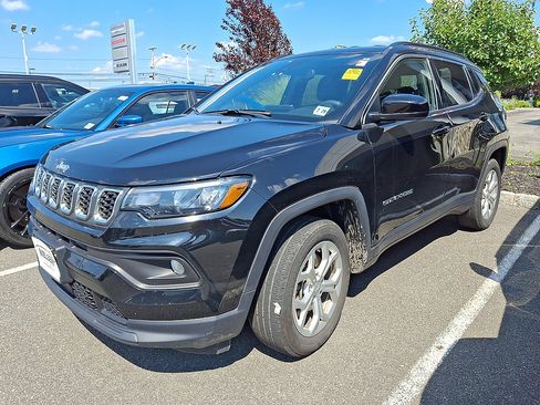 Used 2024 Jeep Compass Latitude AWD/4WD image 2
