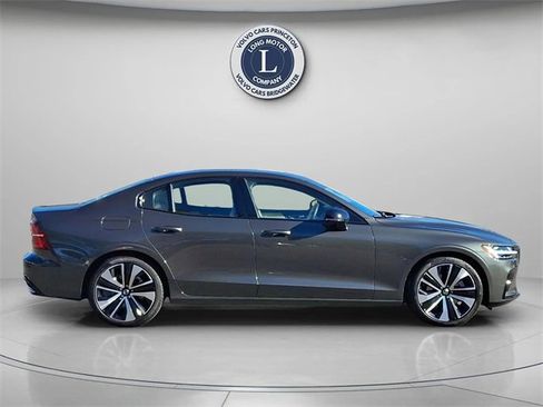 Used 2022 Volvo S60 B5 Momentum w/ Premium Package image 7