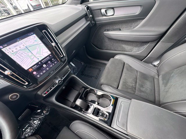 Certified 2025 Volvo XC40 B5 Plus AWD/4WD image 19