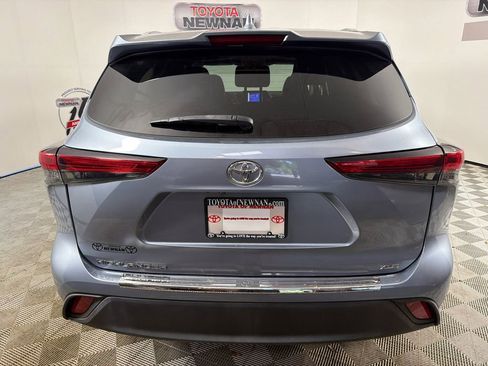 Used 2023 Toyota Highlander XLE FWD image 5