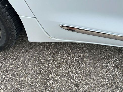 Used 2018 Chrysler Pacifica Limited w/ Tire & Wheel Group FWD image 14