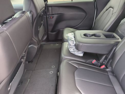 New 2026 Chrysler Pacifica Select FWD image 17