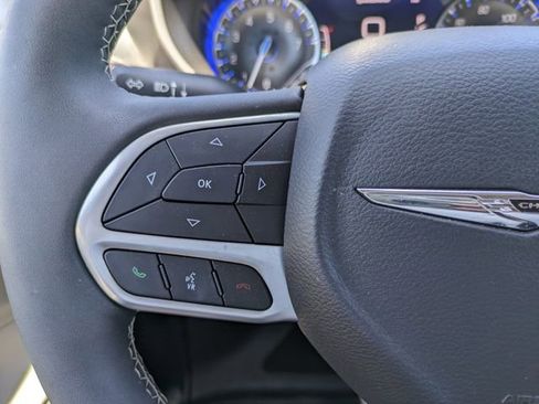 Used 2023 Chrysler Pacifica Touring-L FWD image 26