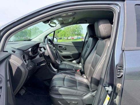 Used 2021 Chevrolet Trax LT w/ Premium Seat Package AWD/4WD image 7