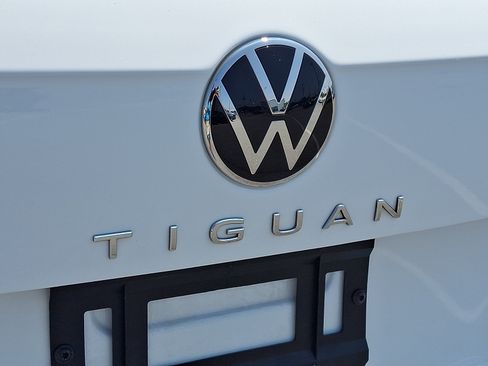 Used 2022 Volkswagen Tiguan SE AWD/4WD image 30