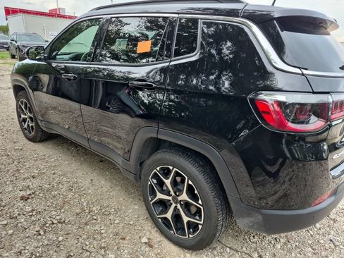 Used 2025 Jeep Compass Limited AWD/4WD image 2
