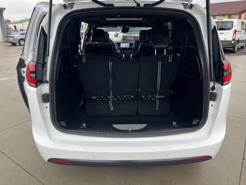 Used 2025 Chrysler Pacifica Limited image 21
