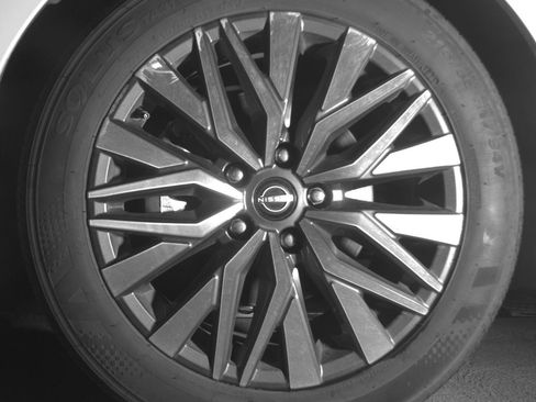 Used 2025 Nissan Altima 2.5 SV FWD image 10