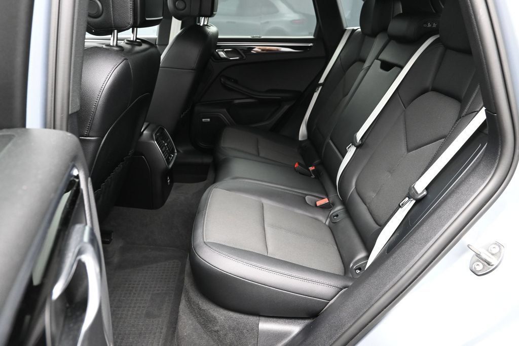 Certified 2022 Porsche Macan AWD/4WD image 17