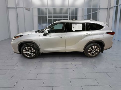 Used 2022 Toyota Highlander XLE AWD/4WD image 5