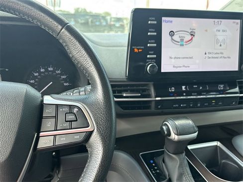 Used 2023 Toyota Sienna XLE image 3