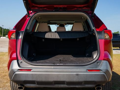 Used 2019 Toyota RAV4 XLE w/ Convenience Package FWD image 19