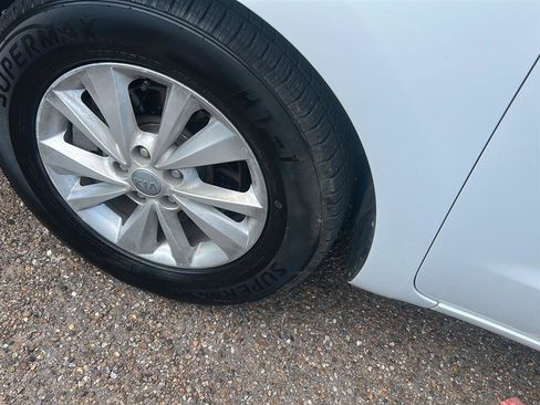 Used 2016 Kia Sedona LX w/ LX Convenience Package FWD image 16