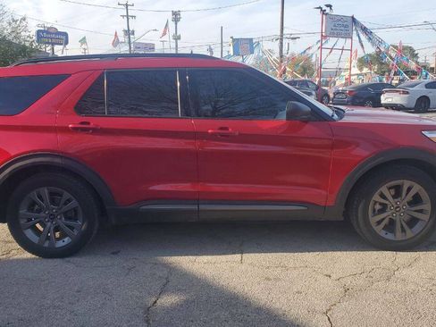 Used 2021 Ford Explorer XLT w/ Equipment Group 202A image 2