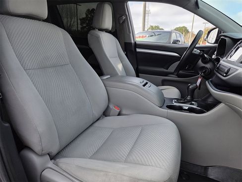 Used 2019 Toyota Highlander LE image 23