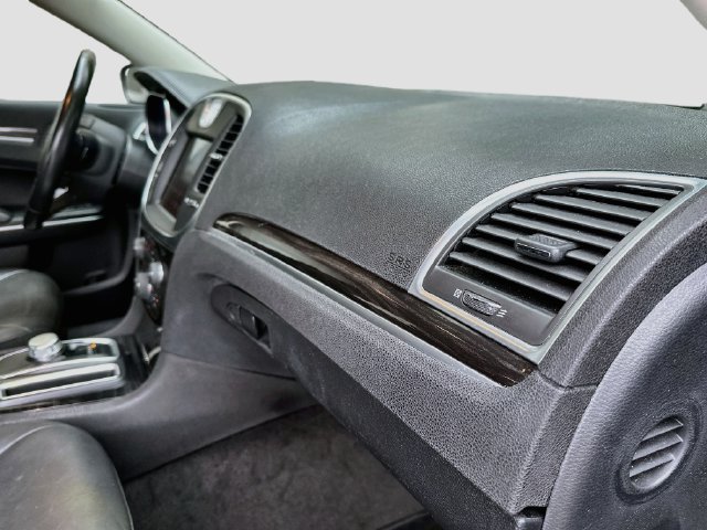 Used 2015 Chrysler 300 Limited RWD image 31
