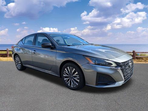 Used 2025 Nissan Altima 2.5 SV image 10