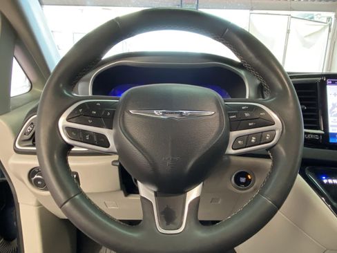 Used 2022 Chrysler Pacifica Touring-L FWD image 24