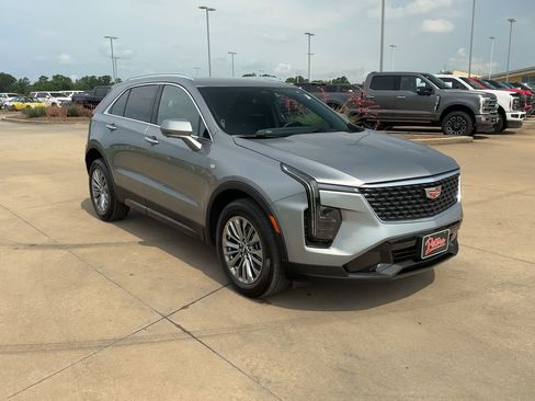 Used 2025 Cadillac XT4 Premium Luxury image 2
