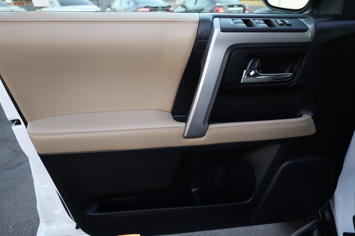 Used 2018 Toyota 4Runner SR5 AWD/4WD image 9