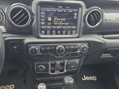 Used 2021 Jeep Wrangler Unlimited Sahara AWD/4WD image 16