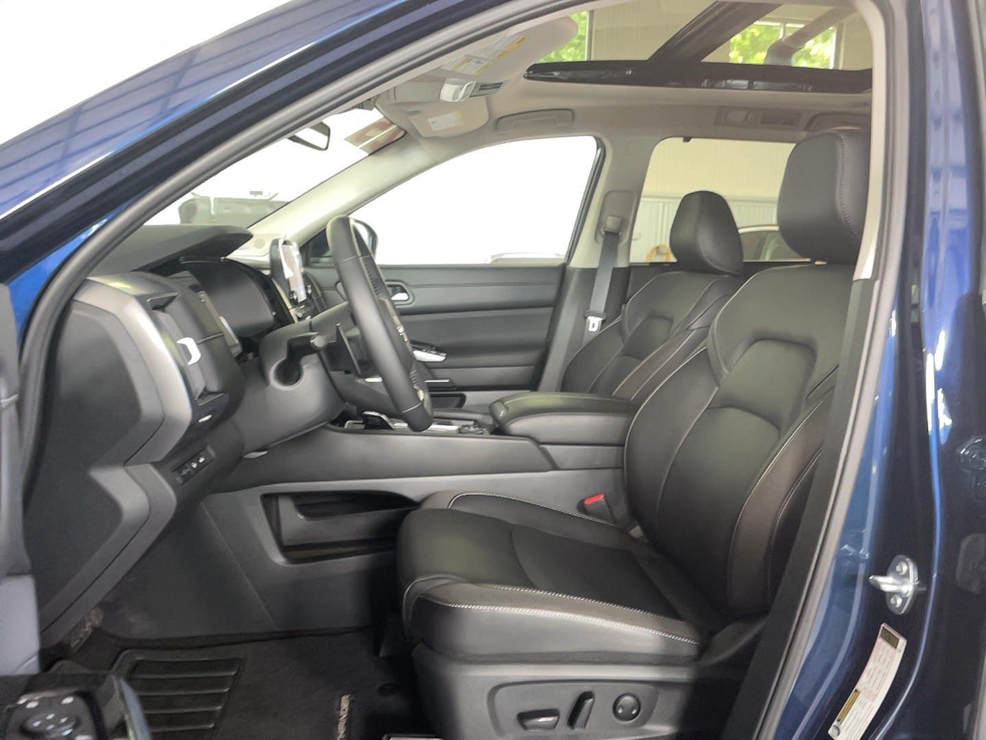 Used 2025 Nissan Pathfinder SL w/ SL Premium Package AWD/4WD image 6