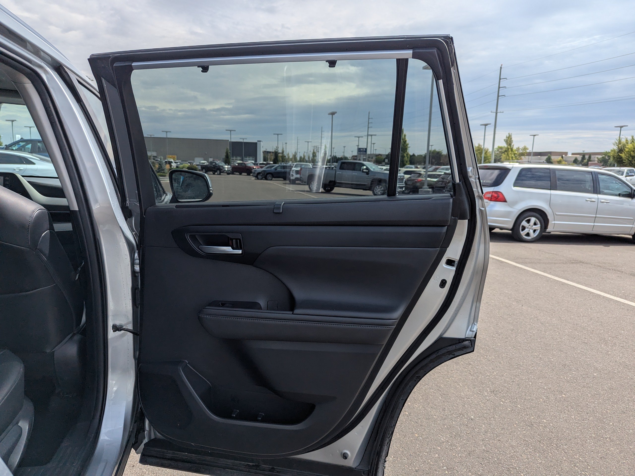 Used 2021 Toyota Highlander XLE AWD/4WD image 37