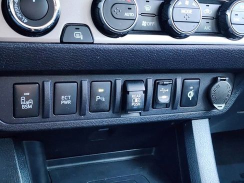 Used 2019 Toyota Tacoma Limited image 25