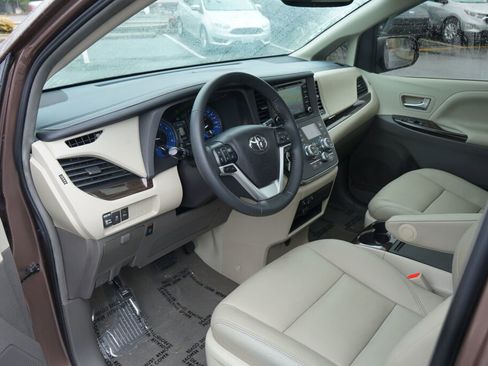 Used 2019 Toyota Sienna XLE AWD/4WD image 17