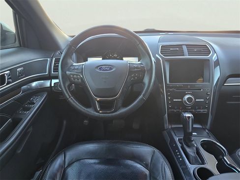 Used 2017 Ford Explorer Limited image 4