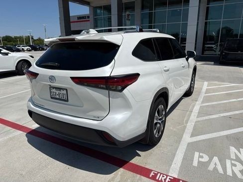 Used 2021 Toyota Highlander XLE FWD image 8