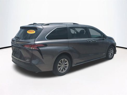 Used 2021 Toyota Sienna XLE FWD image 5