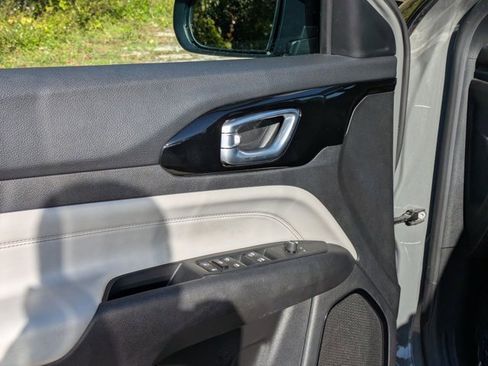 Used 2023 Jeep Compass Limited image 3