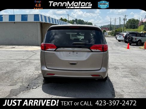 Used 2017 Chrysler Pacifica Touring FWD image 6
