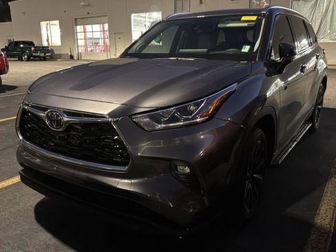 Certified 2025 Toyota Highlander Limited image 2