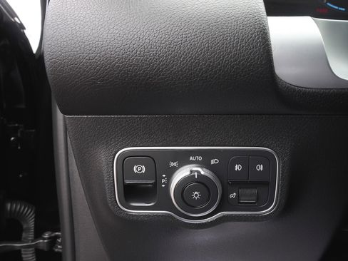 Used 2023 Mercedes-Benz GLB 250 4MATIC w/ Premium Package image 17