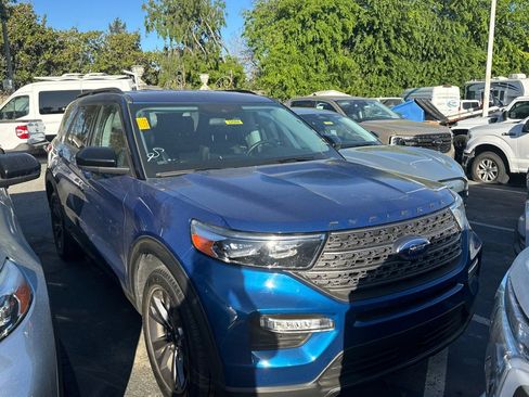 Used 2022 Ford Explorer XLT w/ Equipment Group 202A image 2
