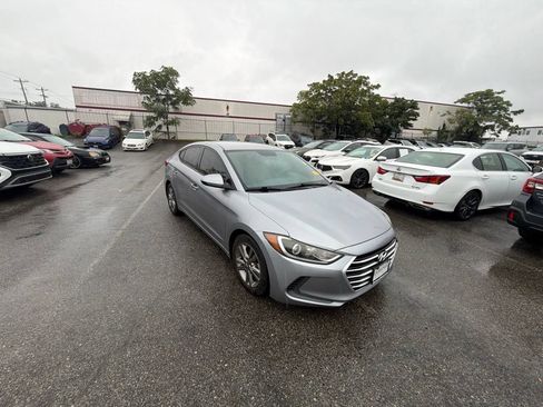 Used 2017 Hyundai Elantra SE FWD image 1