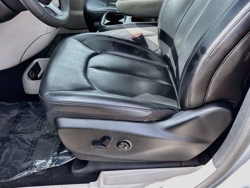 Used 2023 Chrysler Pacifica Touring-L FWD image 18