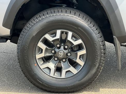 Used 2018 Toyota Tacoma TRD Off-Road w/ Technology Package RWD image 30