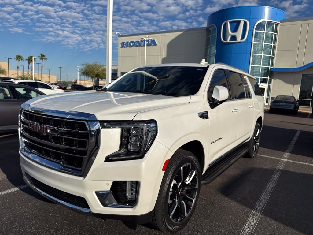 Used 2022 GMC Yukon XL SLT w/ SLT Premium Package AWD/4WD image 2