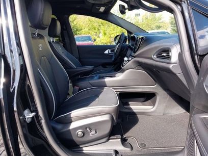 New 2026 Chrysler Pacifica Limited w/ S Appearance Package