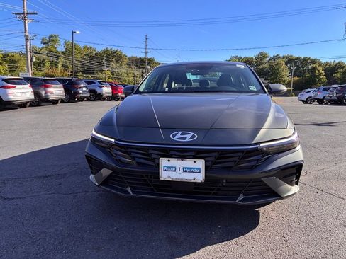 Used 2025 Hyundai Elantra Limited FWD image 2