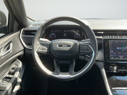 Used 2025 Jeep Grand Cherokee Laredo X RWD image 8