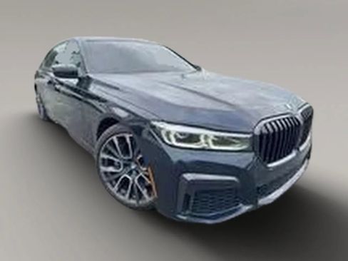 Used 2022 BMW 740i w/ M Sport Package RWD image 3