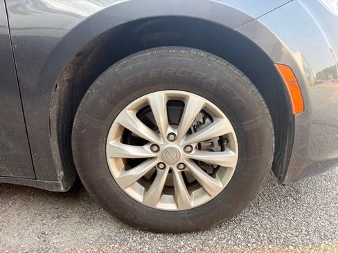 Used 2019 Chrysler Pacifica Touring-L FWD image 9