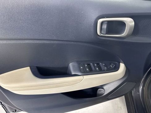 Used 2022 Hyundai Venue Limited FWD image 19